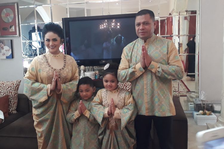 Krisdayanti, Raul Lemos, dan kedua anak mereka diabadikan di rumahnya di Jalan Jeruk Purut, Cilandak, Jakarta Selatan, Minggu (25/6/2017).