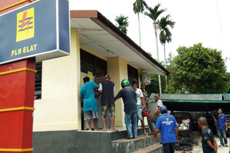 Warga Desa Depur, Kecamatan Kei Besar Tengah, Kabupaten Maluku Tenggara, Selasa (26/9/2017) mendatangi kantor PLN Ranting Larat membawa barang-barang elektronik yang rusak.