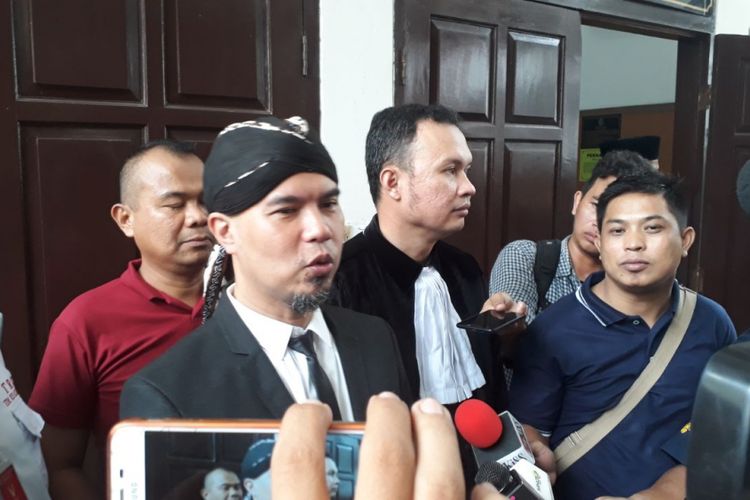 Artis musik Ahmad Dhani (mengenakan blangkon) di Pengadilan Negeri Jakarta Selatan, Senin (23/4/2018).