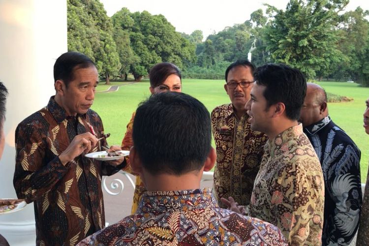 Presiden Joko Widodo saat berbincang dengan para bupati di beranda Istana Presiden Bogor, Kamis (4/7/2018).