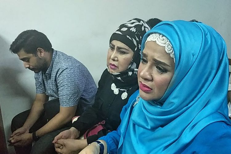 Untuk kali pertama Elvy Sukaesih (tengah) datang dan menyaksikan sidang kasus dugaan penyalahgunaan narkotika yang menjerat putrinya, Dhawiya Zaida, di Pengadilan Negeri Jakarta Timur, Selasa (24/7/2018).