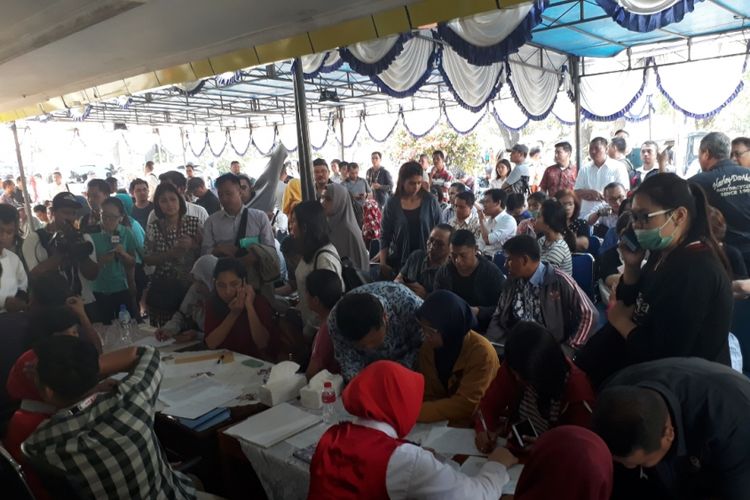 Tampak keluarga korban penuhi posko evakuasi korban jatuhnya Lion air JT 610 di Bandara Halim Perdanakusuma, Jakarta Timur, Senin (29/10/2018).