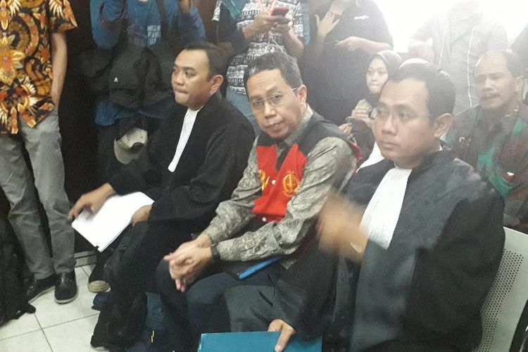 Terdakwa perusakan barang bukti dalam kasus pengaturan skor sepakbola Joko Driyono sebelum menjalani sidang di Pengadilan Negeri Jakarta Selatan, Kamis (9/5/2019).