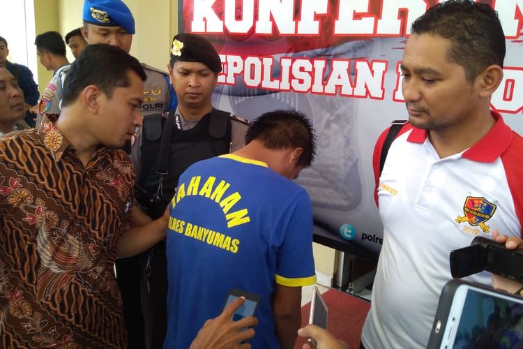 Tersangka pencabulan, RK (32) dihadirkan saat pengungkapan kasus di Mapolres Banyumas, Jawa Tengah, Sabtu (30/3/2019).