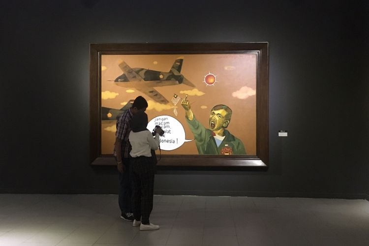 Pengunjung sedang melihat hasil foto di pameran Dua Kutub, di Galeri Nasional Indonesia, Jakarta, Kamis (11/1/2018). 