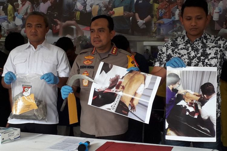 Kapolres Metro Jakarta Utara Kombes Budhi Herdi Susianto menunjukkan barang bukti kasus pengeroyokan dalam konferensi pers di Mapolres Metro Jakarta Utara, Selasa (5/3/2019).