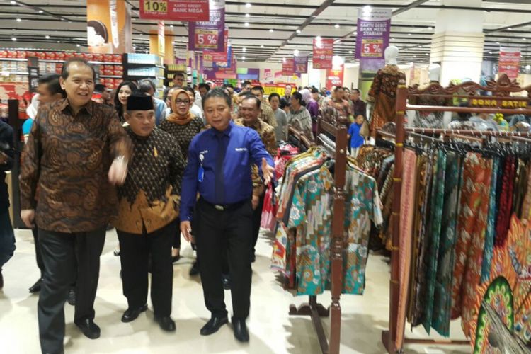 Chairul Tanjung dan Bupati Sukoharjo, Wardoyo Wijaya melihat produk lokal milik UMKM yang dijual transmart baru di Pabelan, Kabupaten Sukoharjo, Jumat ( 1 / 12 / 2017) .