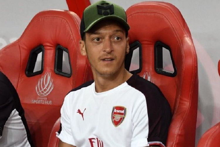 Mesut Oezil ada di bangku cadangan Arsenal pada laga ICC 2018 versus Atletico Madrid di Singapura, 26 Juli 2018. 