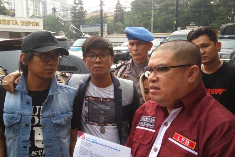 Sejumlah personel grup band Kangen Band didampingi pengacara Razman Arief Nasution saat datang ke Mapolres Kota Depok, Selasa (3/10/2017). Mereka datang untuk melaporkan sebuah label terkait sengketa kontrak.