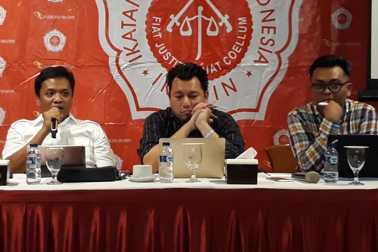 Juru bicara Direktorat Advokasi Badan Pemenangan Nasional (BPN) Tim Prabowo-Sandi, Habiburokhman (kiri) dalam diskusi Ikadin di Cikini, Jakarta, Minggu (13/1/2019).