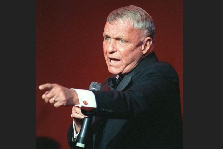 Penyanyi legendaris, Frank Sinatra pada tahun 1992.