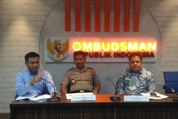 (Kiri-kanan) anggota ORI Nyoto Budiyanto, Inspektorat Pengawasan Umum Polri Suharno, dan anggota ORI Adrianus Meliala saat memaparkan hasil kajian potensi maladministrasi senjata api di Gedung ORI, Kuningan, Jakarta Selatan, Selasa (22/1/2019).  