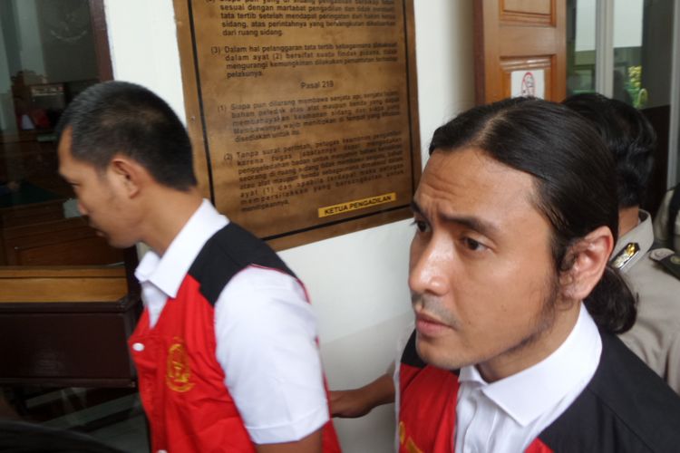 Marcello Tahitoe atau Ello dan rekannya, DM, menjalani sidang perdana kasus dugaan penyalahgunaan narkoba jenis ganja di Pengadilan Negeri (PN) Jakarta Selatan, Selasa (31/10/2017).