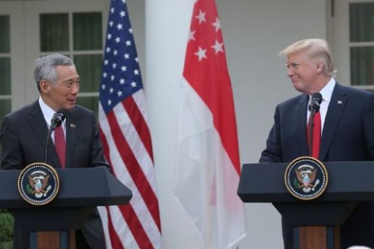 PM Singapura Lee Hsien Loong dan Presiden AS Donald Trump saat konferensi pers di Rose Garden, Gedung Putih, AS, pada 23 Oktober 2017. (Seah Kwang Peng/Strait Times)