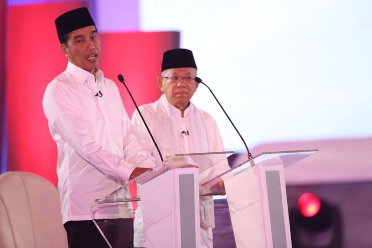 Pasangan Calon Presiden dan Wakil Presiden nomor urut 1, Joko Widodo dan Maruf Amin, menyampaikan visi misi  di debat pertama Pilpres 2019 di Hotel Bidakara, Jakarta, Kamis (17/1/2019).
