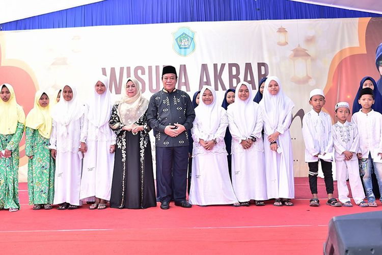 Bupati Lamongan Fadeli (tengah), bersama dengan para pelajar dalam agenda wisuda Tahfidz Quran, Sabtu (22/9/2018).