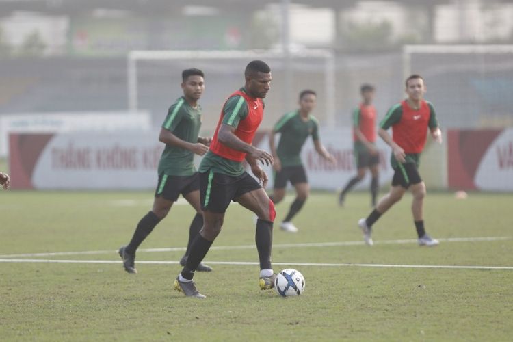 Sesi latihan Tim Nasional U-23 Indonesia di Lapangan Viettel, Hanoi, Vietnam pada Selasa (19/3/2019) sore. 