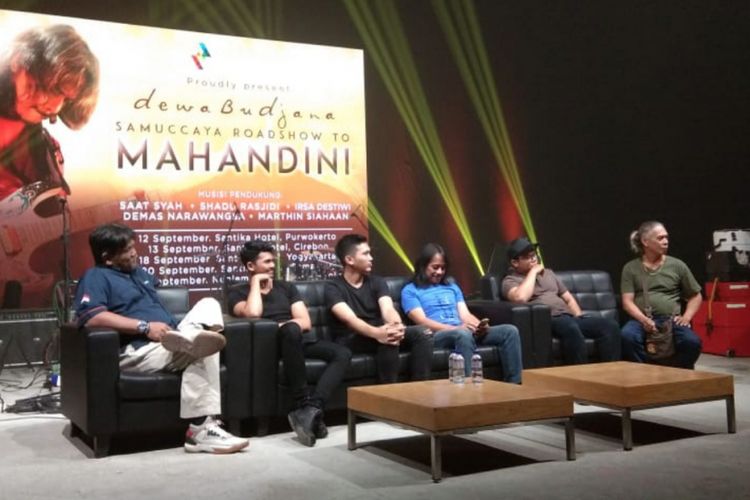Dewa Budjana dan timnya dalam konferensi pers roadshow album Mahandini di Lemmon Studio, Jalan Pejaten, Jakarta Selatan, Rabu (5/8/2018).  