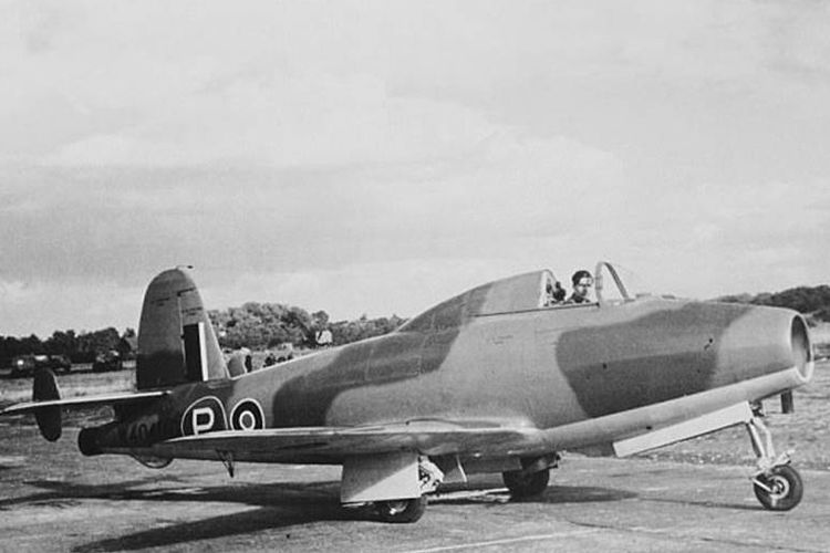Gloster-Whittle E28 / 39 adalah pesawat jet Sekutu pertama dan pertama kali terbang pada 8 Mei 1941