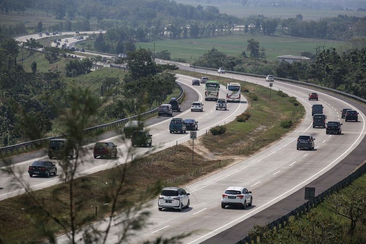 Kendaraan pemudik dari arah Jakarta melewati jalan tol cikopo palimanan di Jawa Barat, Minggu (2/6/2019). Sistem satu arah atau one way mulai diterapkan di jalan tol Jakarta-Cikampek hingga tol Batang-Semarang di Jawa Tengah pada H-6 Lebaran 2019, Kamis (30/5).