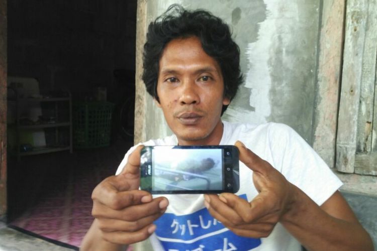 Orangtua Korban menunjukkan anaknya yang masih terbaring di rumah sakit akibat penganiayan di SMPN 2 Sanden, Bantul, Yogyakarta.