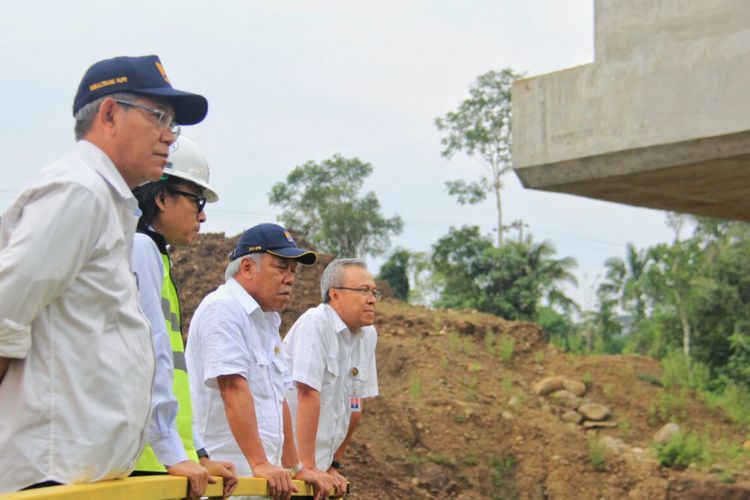 Menteri PUPR Basuki Hadimuljono saat memantau pekerjaan konstruksi Jembatan Kenteng pada Tol Salatiga-Kartasura.