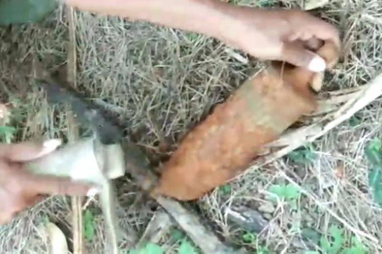 Warga Desa Sampano, Kecamatan Larompong Selatan, Kabupaten Luwu, dikejutkan dengan penemuan benda asing mirip mortir di gundukan tanah urugan di sebuah kebun, Minggu (08/09/2019)