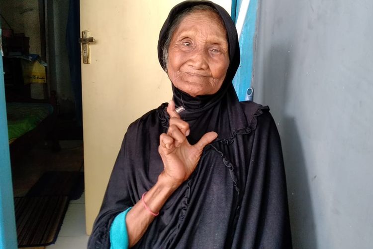 Sumirah (85) atau yang akrab disapa Papuq Irah yang peluk Prabowo saat kampanye di Mataram.