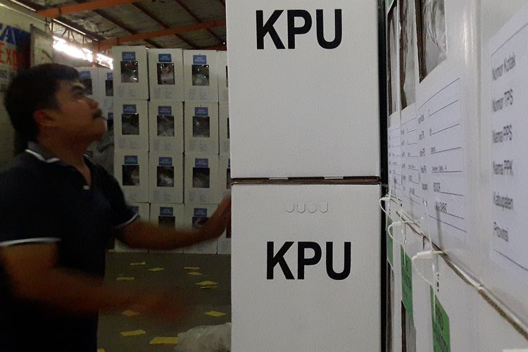 Petugas pendistribusian kotak suara di gudang KPU Kabupaten Bogor, Jawa Barat. 