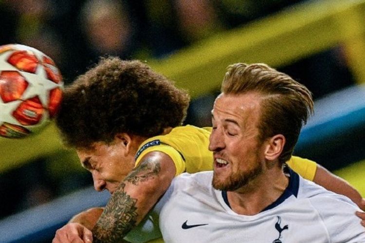 Axel Witsel mendahului Harry Kane saat menyundul bola pada pertandingan Borussia Dortmund vs Tottenham Hotspur di Stadion Signal Iduna Park dalam babak 16 besar Liga Champions, 5 Maret 2019. 