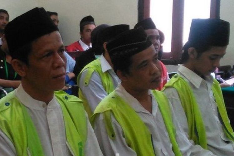 Terdakwa Alimuddin (kiri) dan Aswin (tengah) serta Candra Alimuddin (Kanan) saat jalani sidang di Ruang Garuda 2, PN Surabaya, Rabu, (19/9/2018).