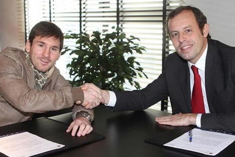 Bintang Barcelona, Lionel Messi, berjabat tangan dengan Presiden FC Barcelona Sandro Rossel, usai penandatanganan kontrak pada 2013. Gambar diambil pada 2 Februari 2013.