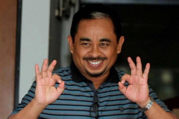 Mantan Presiden PKS, Luthfi Hasan Ishaq, menyapa saat  mencoblos dalam pemilu legislatif di ruang tunggu rutan KPK, Jakarta Selatan, 9 April 2014. Sebanyak 22 tahanan KPK menggunakan hak pilihnya pada pemilu legislatif kali ini.