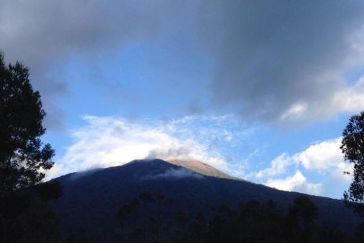 Gunung Slamet dilihat dari pos registrasi pendakian Gunung Slamet via Dukuh Bambangan, Desa Kutabawa, Kecamatan Karangreja, Kabupaten Purbalingga, Jawa Tengah, Kamis (19/5/2016) pagi.