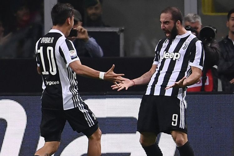 Paulo Dybala dan Gonzalo Higuain merayakan gol Juventus ke gawang AC Milan di San Siro, Sabtu (28/10/2017).