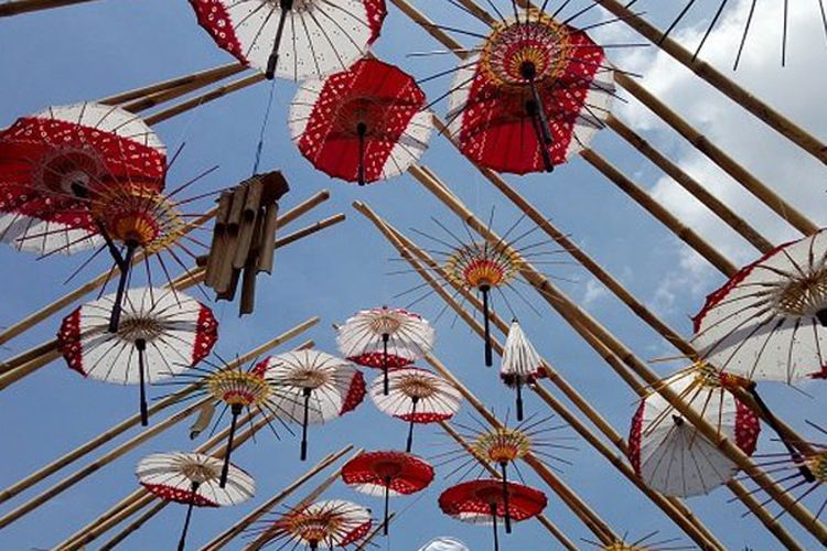 Payung batik yang ada di bagian depan panggung Festival Payung 2017 di Pura Mangkunegaran Solo, Minggu (17/9/2017).