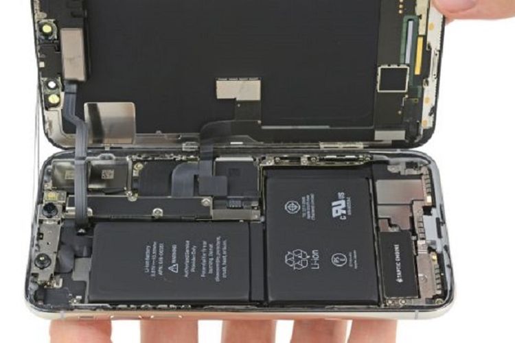 Jeroan dari iPhone X, tampak ada dua baterai di dalamnya.