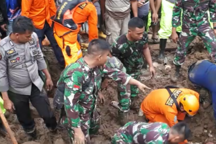 Petugas gabungan tengah mengevakuasi dua korban jenazah dari timbunan longsor di Kabupaten Gowa, Sulawesi Selatan. Kamis, (24/1/2019).