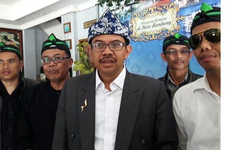 Pasangan calon Wali Kota dan Wakil Wali Kota Bandung, Doni Mulyana Kurnia dan Yayat Rustandi bersama tim suksesnya berkumpul di Hotel Gothic sebelum melakukan pendaftaran ke KPU Kota Bandung, Selasa (9/1/2018). 
