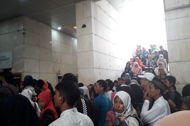 Antrean masuk area tugu Monas Jakarta Pusat tersendat akibat kepadatan pengunjung pada libur Natal pada Selasa (25/12/2018) 