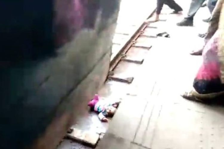 Shaiba, bayi perempuan berusia 1 tahun di India terjatuh di rel kereta api, tepat sebelum rangkaian kereta api melintas.