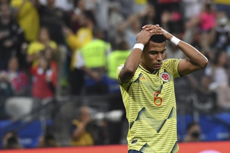 William Tesillo menyesali kegagalannya mengeksekusi penalti pada pertandingan Kolombia vs Cile dalam babak perempat final Copa America 2019 di Corinthians Arena, 28 Juni 2019. 