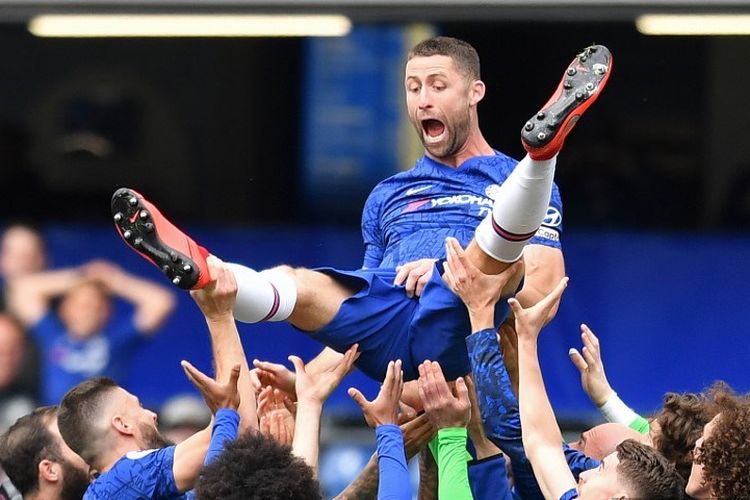 Gary Cahill menjalani perpisahan dengan publik Stamford Bridge seusai laga Chelsea vs Watford pada pekan ke-37 Premier League, kasta teratas Liga Inggris, 5 Mei 2019. 