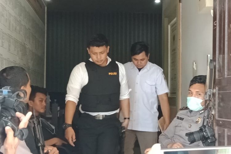 Tim tindak pidana korupsi (Tipikor) Polda Sulawesi Selatan, Senin (15/10/2018) menggeledah kantor BPN/ATR Luwu Timur atas dugaan pungutan liar pada  pembebasan lahan Islamic Center Malili