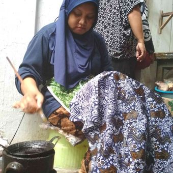 Proses pembuatan Batik Magelangan karya Iwing  Setyowati (43), seorang ibu rumah tangga asal Kelurahan Wates, Kecamatan Magelang Utara, Kota Magelang, Jawa Tengah, Jumat (27/4/2018).