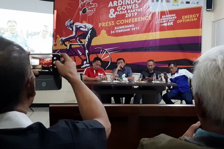 Bupati Sumedang H Dony Ahmad Munir memastikan produk unggulan Sumedang hadir di event skala nasional Ardindo Gowes dan Pasar Rakyat 2019, Minggu (24/2/2019) sore.