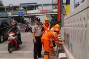 Pasukan Oranye Bersihkan Coretan di 'Underpass' Mampang-Kuningan