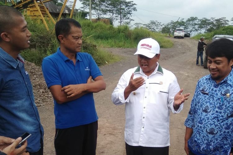 Wakil Gubernur Jawa Barat Uu Ruzhanul Ulum, melakukan inspeksi mendadak (sidak) ke lokasi galian pasir tak berizin di Jalan Mangkubumi-Indihiang (Mangin) Kota Tasikmalaya, Kamis (17/1/2019) siang. 