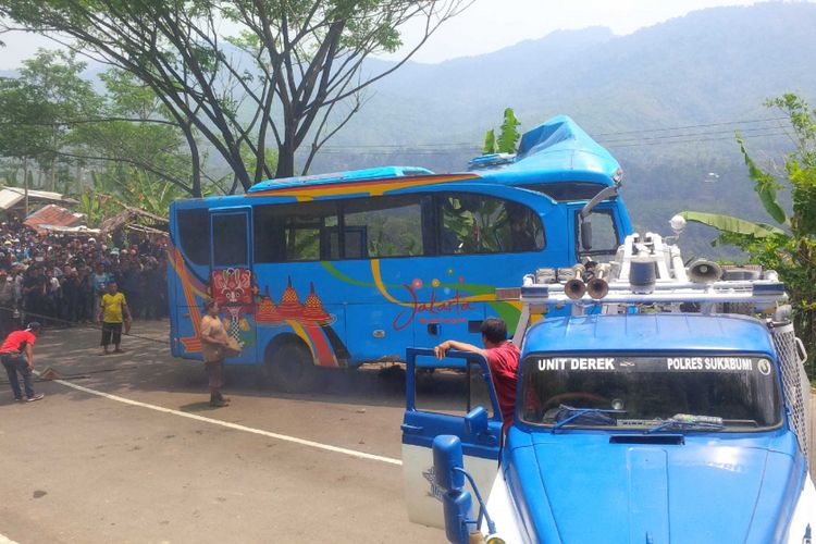 Evakuasi mini bus masuk jurang di Tanjakan Letter S, Bantarselang, Kecamatan Cikidang, Sukabumi, Jawa Barat, Minggu (9/9/2018).
