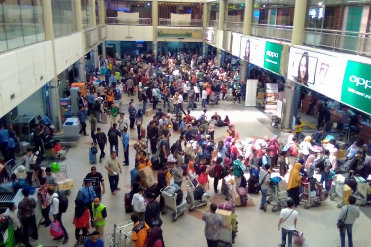 Sejumlah penumpang terlihat melakukan antrian di ruang chek in Bandara Hang Nadim. Diperkirakan arus puncak terakhir terjadi besok, Selasa (12/6/2018)